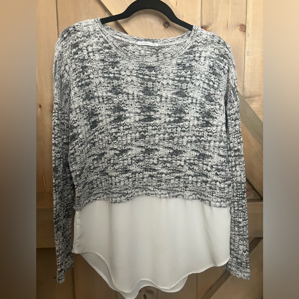 Zara lightweight knit sweater in size small. Grey and off white.